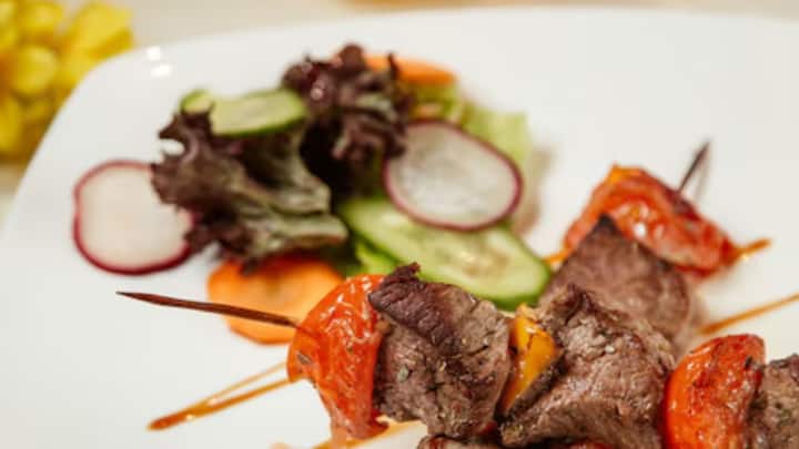 সূর্যাস্তের কিছু পরেই নৈশভোজ সেরে ফেললে ওজন নিয়ন্ত্রণে থাকবে বলে মত বিশেষজ্ঞদের একাংশের। তাঁদের মতে, নৈশভোজে হালকা খাবারই খাওয়া উচিত। পরিমাণেও কম।