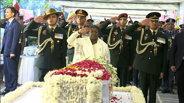 প্রোটোকল মেনে প্রাক্তন প্রধানমন্ত্রীকে শেষ শ্রদ্ধা জানালেন রাষ্ট্রপতি দ্রৌপদী মুর্মু।