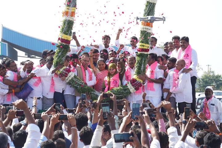 ఢిల్లీ లిక్కర్ పాలసీ స్కామ్ కేసులో అరెస్టై తిహార్ జైలుకు వెళ్లిన కవిత కొన్ని నెలల తరువాత జైలు నుంచి విడుదలయ్యారని తెలిసిందే. జైలు నుంచి విడుదలయ్యాక తొలిసారి కవిత ఇందూరు పర్యటనకు రావడంతో బీఆర్‌ఎస్‌ నేతలు, జాగృతి నాయకులు కవితకు గ్రాండ్ వెల్కమ్ పలికారు.