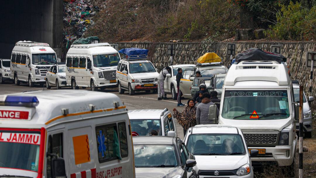 Jammu-Srinagar Highway Reopens Day After Heavy Snowfall Forced Closure Jammu Srinagar Highway Reopens After Day Of Closure Due To Heavy Snowfall Jammu-Srinagar Highway Reopens Day After Heavy Snowfall Forced Closure