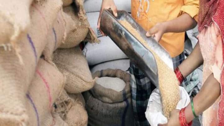 तो कई लोगों को कम कीमत पर राशन मुहैया करवाती है. सरकार इसके लिए इन लोगों को राशन कार्ड जारी करती है. देश में करोड़ों की संख्या में राशन कार्ड धारक मौजदू हैं. जो सरकार की मुफ्त राशन स्कीम का फायदा उठाते हैं.