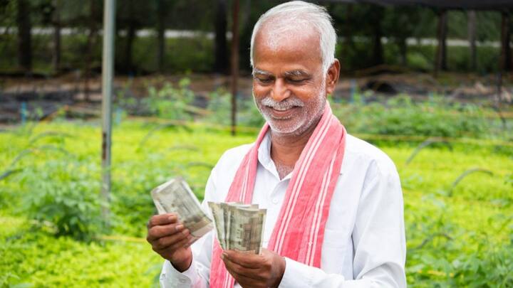 भारत सरकार ऐसे किसानों को आर्थिक सहायता देती है. सरकार की ओर से इन किसानों को आर्थिक सहायता देने के लिए साल 2019 में प्रधानमंत्री किसान सम्मान योजना शुरू की है. इस योजना का लाभ देश के 13 करोड़ से ज्यादा किसान उठा चुके हैं.