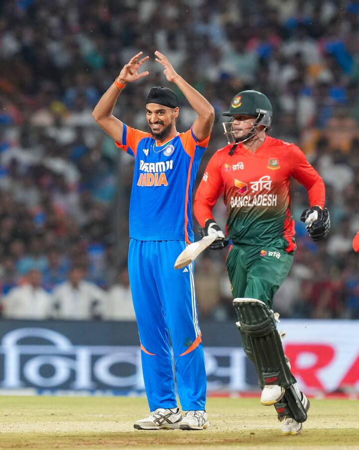 अर्शदीप सिंगनं  18 मॅचमध्ये 13.5 च्या सरासरीनं 36 विकेट घेतल्या आहेत. टी 20 वर्ल्डकपमध्ये त्यानं चांगली कामगिरी केली. 2022 मध्ये भुवनेश्वर कुमारनं 37 विकेट घेतल्या होत्या.