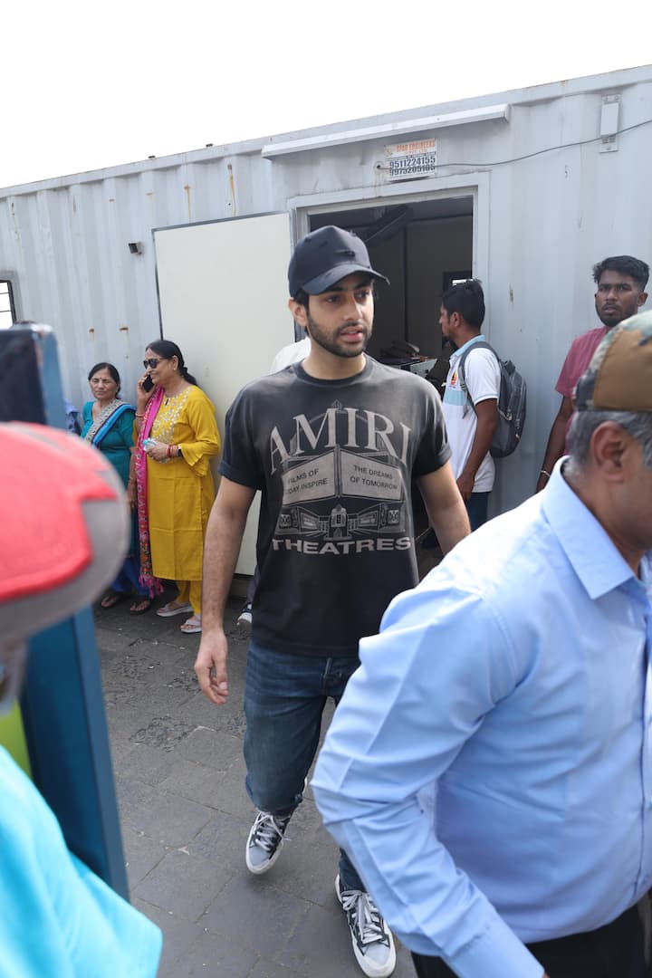 Amitabh Bachchan's grandson and actor Agastya Nanda was also seen with King Khan's family.