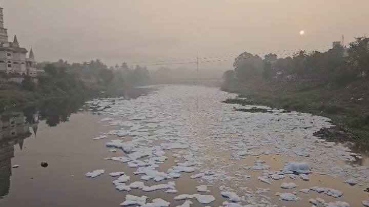 लोणावळ्यापासून उगम पावलेल्या या नदीत रसायनयुक्त आणि मैलामिश्रित पाणी सोडलं जातंय.