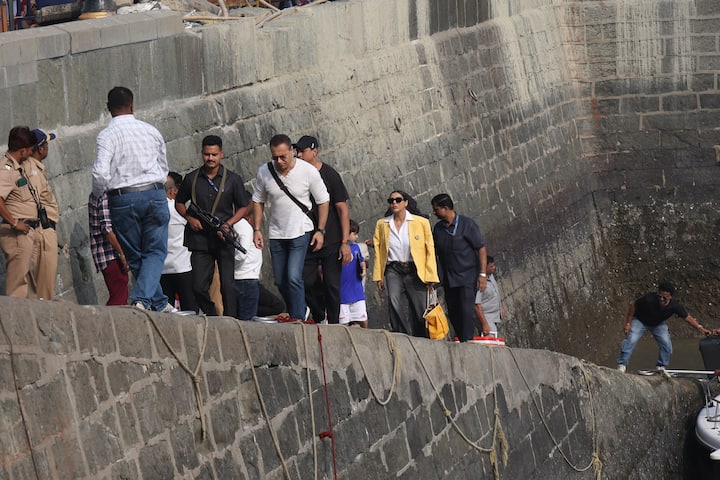 These pictures of Shahrukh Khan and his family are from Gateway of India, Mumbai. Where the actor was spotted with his family on Sunday.