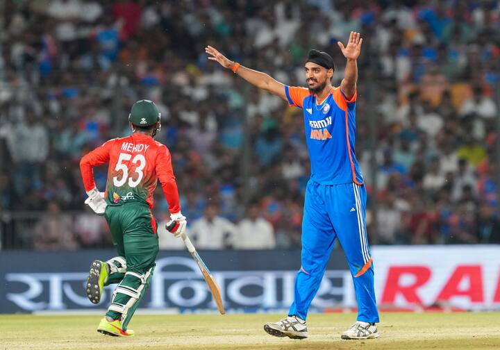 अर्शदीप सिंग आणि जसप्रीत बुमराहाच्या जोडीनं विदेशी खेळाडूंना  आपल्या जाळ्यात अडकवलं.