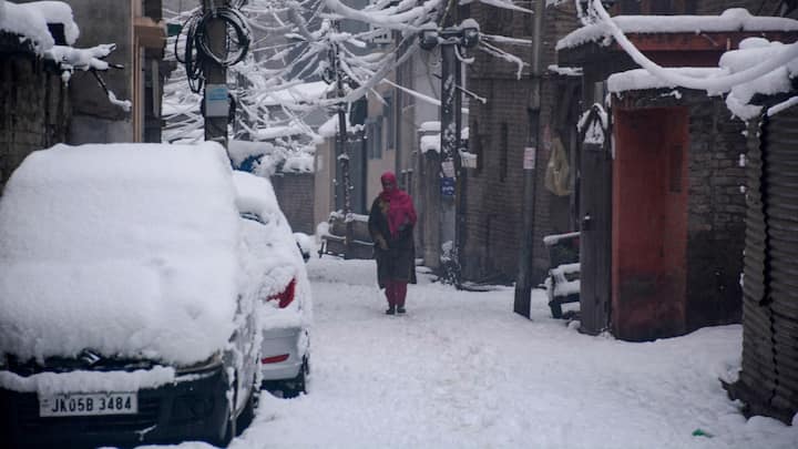 Weather Forecast: नये साल में पहाड़ों पर जाने का प्लान बनाने वालों के लिए खराब मौसम के कारण परेशानी का सामना करना पड़ सकता है. आईएमडी ने जम्मू कश्मीर, हिमाचल में बर्फबारी की भविष्यवाणी की है.