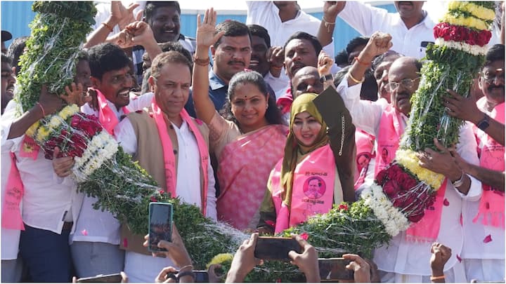 Kavitha Nizamabad Tour | ఢిల్లీ లిక్కర్ స్కామ్ కేసులో అరెస్టై, బెయిల్ మీద విడుదలైన బీఆర్ఎస్ ఎమ్మెల్సీ కవిత తొలిసారి నిజామాబాద్ పర్యటనకు రావడంతో బీఆర్ఎస్ శ్రేణులు ఘన స్వాగతం పలికాయి.