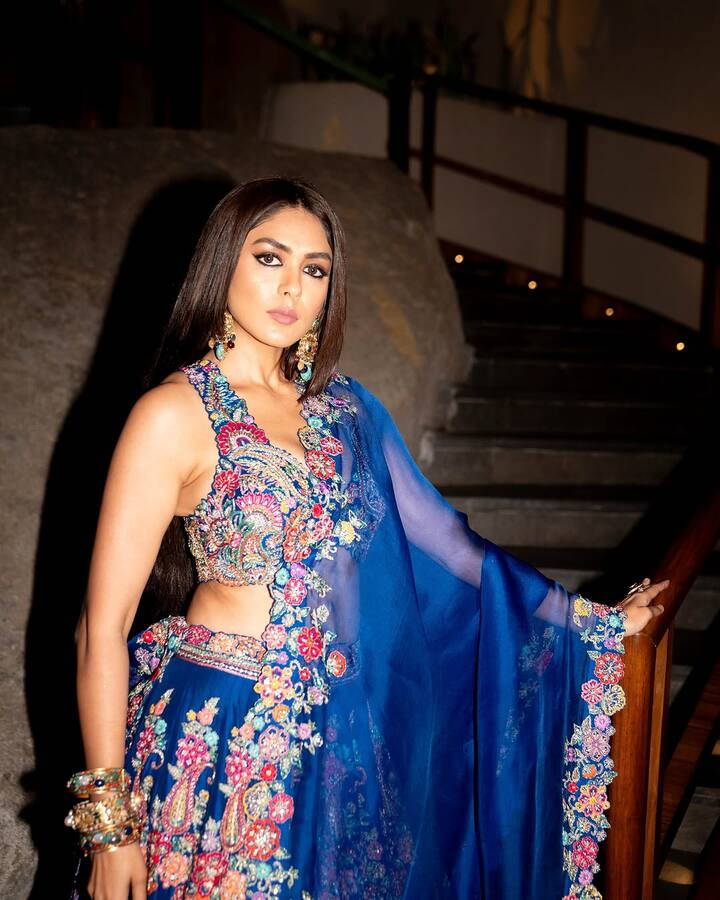 తాజాగా కలర్ఫుల్ లెహంగాలో ఫోటోషూట్ చేసి.. అందంగా కనిపించింది. చేతులకు మల్టీపుల్, కలర్ఫుల్ బ్యాంగిల్స్ వేసుకుని.. తన లుక్స్ని మరింత అందంగా మార్చుకుంది.(Image Source : Instagram/Mrunal Thakur)