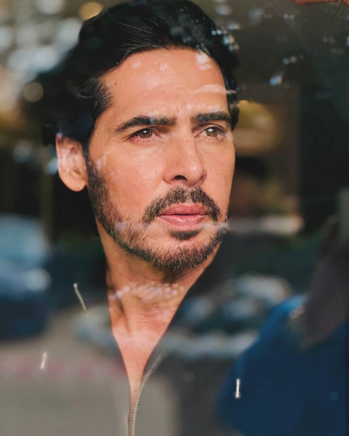 इन सब बिजनेस के जरिए डिनो ने करोड़ों की संपत्ति बना ली है. आज वो कम फिल्में करके भी एक लैविश लाइफ जीते हैं. वहीं टाइम्स ऑफ इंडिया की एक रिपोर्ट्स के अनुसार डीनो मोरिया की नेटवर्थ अब 150 करोड़ रुपये हो गई है.