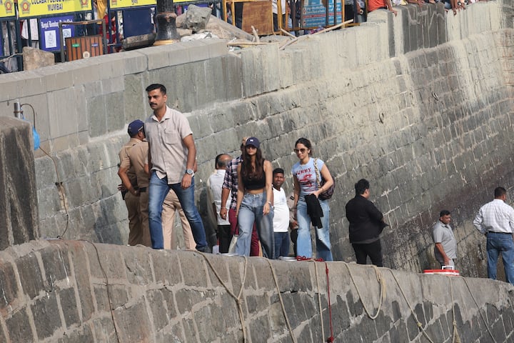 Shahrukh Khan's daughter Suhana Khan was seen in a casual look during this time. She wore loose jeans with a black crop top.