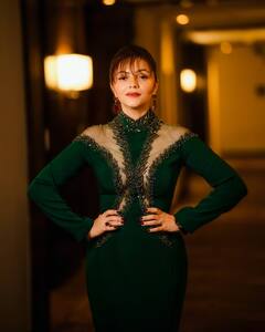 ग्रीन फिशकट गाउन में मोरनी बनकर छाईं रूबीना दिलैक, एक्ट्रेस की एक-एक तस्वीर बना देगी दीवाना