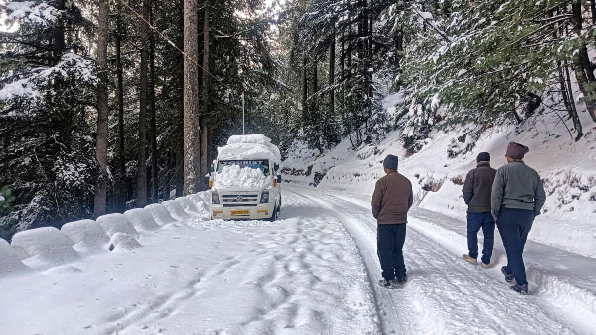 उत्तराखंड में तेजी से गिर रहा पारा, स्कूलों की छुट्टी घोषित, आदेश के उल्लंघन पर होगी कार्रवाई