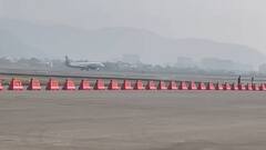 नवी मुंबई विमानतळावर उतरलं पहिलं विमान; वॉटर सलामी, टाळ्या अन् आनंदी जल्लोष