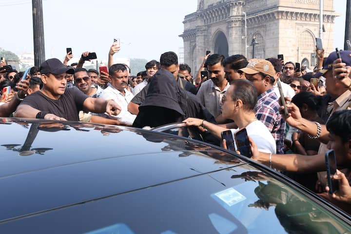 Shahrukh Khan was seen in an all black look during this time. Seeing the camera, he hid his face with a hoodie.