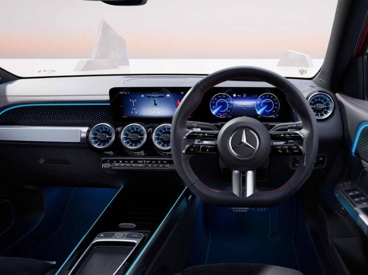 मर्सिडीज में आप एक बेहतर इंटीरियर की उम्मीद कर ही सकते हैं. इस गाड़ी का केबिन टॉप-क्लास है. इस गाड़ी में बाकी महंगे मॉडल्स की तरह बड़ी डिस्प्ले नहीं लगी है. इस गाड़ी में स्टीयरिंग व्हील पर टच कंट्रोल को हैंडल करना थोड़ा मुश्किल रहा, लेकिन वॉयस कंट्रोल के फीचर ने ड्राइविंग को आसान बनाया.