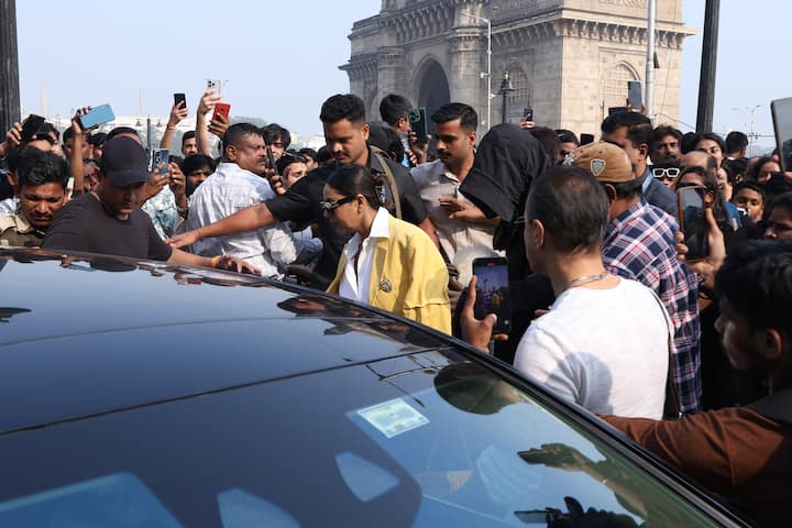 Let us tell you that King Khan was surrounded by a crowd of fans at the Gateway of India. He was seen sitting in his car while escaping from them.