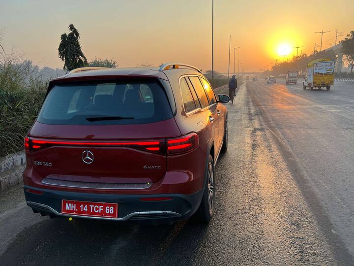 नई EQB 350 में एक 66.5 kWh का बैटरी पैक लगा है. जब एबीपी न्यूज़ ने इस कार को टेस्ट किया तो इस गाड़ी का रेंज इंडिकेटर भी सटीक जानकारी देता नजर आया.