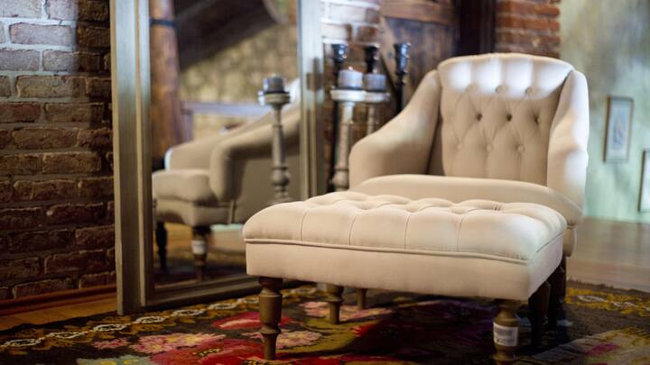 4. 70s Chic: Designers were torn between the 1990s and 1970s when it came to inspiration. But the ’70s had a major moment this year, reviving bold, retro styles. The plush velvet and earthy tones offered warmth and texture in a way that felt fresh yet comforting. (Image Source: Canva)