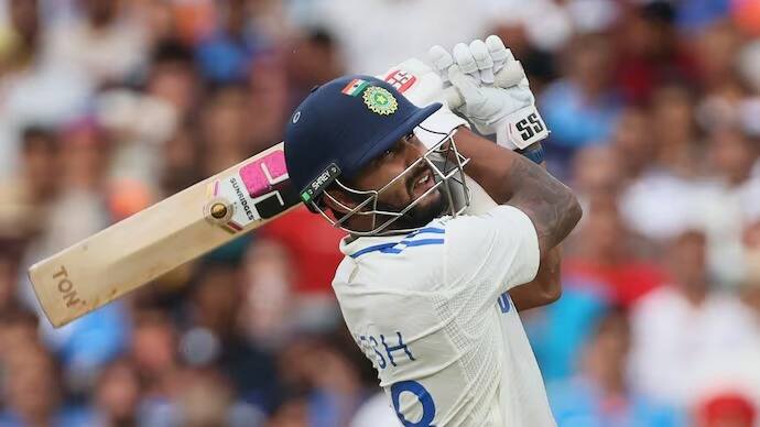 यापैकी चार डाव असे आहेत ज्यात त्याने त्या डावात संघासाठी सर्वाधिक धावा केल्या आहेत. यासह, नितीश कसोटी क्रिकेटच्या इतिहासातील पहिला खेळाडू बनला आहे, जो त्याच्या पहिल्या 6 कसोटी डावांपैकी 4 डावात 7 व्या क्रमांकावर किंवा त्याखाली खेळताना संघासाठी सर्वाधिक धावा करणारा खेळाडू ठरला आहे.