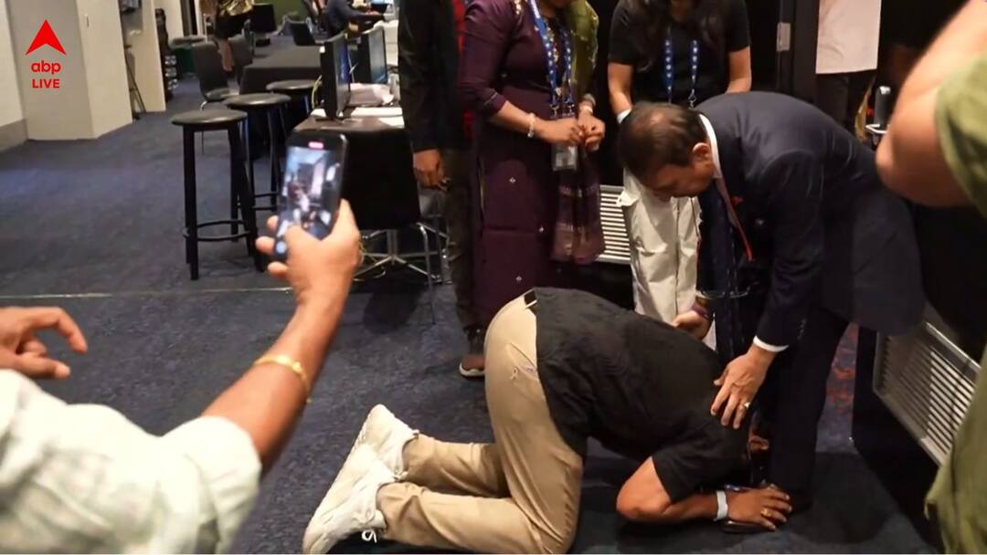 IND vs AUS 4th Test: ব্যাটে নজর কেড়েছেন ছেলে, নিজের নম্রতায় মুগ্ধ করলেন নীতীশের বাবা, গাওস্করকে দেখেই করলেন প্রণাম IND vs AUS 4th Test Nitish Kumar Reddy father touches Sunil Gavaskar feet video viral IND vs AUS 4th Test: ব্যাটে নজর কেড়েছেন ছেলে, নিজের নম্রতায় মুগ্ধ করলেন নীতীশের বাবা, গাওস্করকে দেখেই করলেন প্রণাম