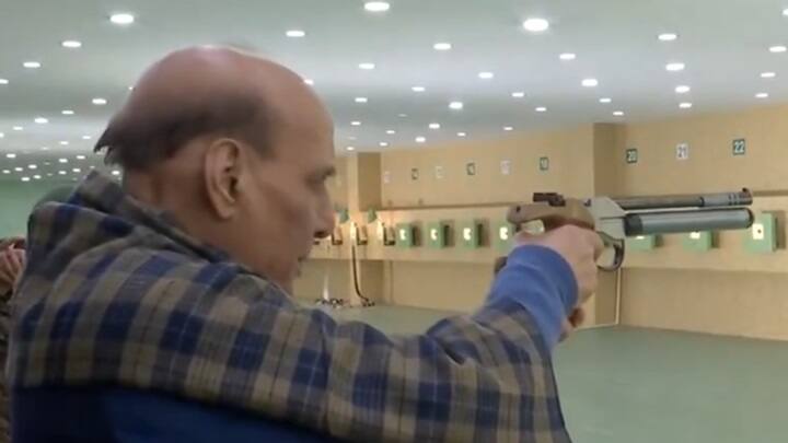 Rajnath Singh visited Advanced Incubation Research Centre and Infantry Museum at Mhow today 