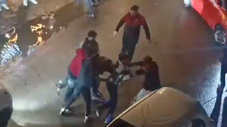 Ghaziabad News Street Fight Men Beaten Up With Sticks Over Parking Dispute 3 Men Arrested As Video Goes Viral