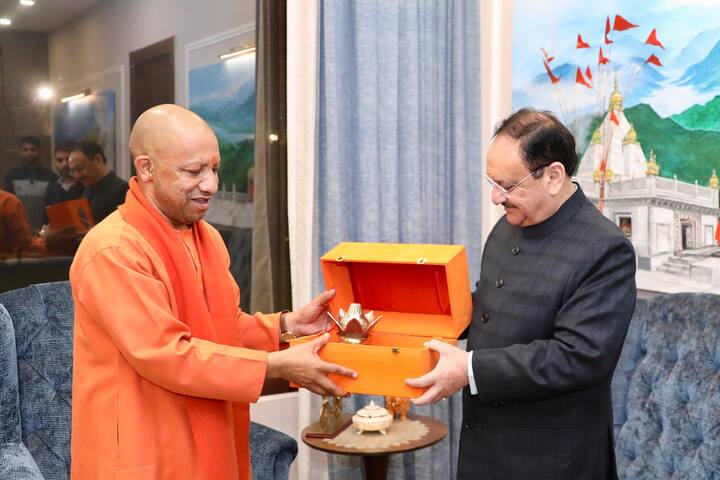 योगी आदित्यनाथ ने महाकुंभ के लिए पूर्व राष्ट्रपति रामनाथ कोविंद,भाजपा के राष्ट्रीय अध्यक्ष जेपी नड्डा, गृह मंत्री अमित शाह और मिजोरम के राज्यपाल जनरल वीके सिंह से मुलाकात कर आमंत्रित किया.