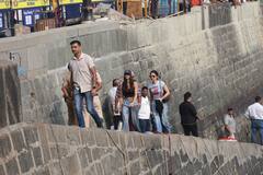 फैमिली संग न्यू ईयर के लिए अलीबाग रवाना हुए शाहरुख खान, कैमरा देख हुड्डी से छुपाया चेहरा, कैजुअल लुक में दिखी सुहाना