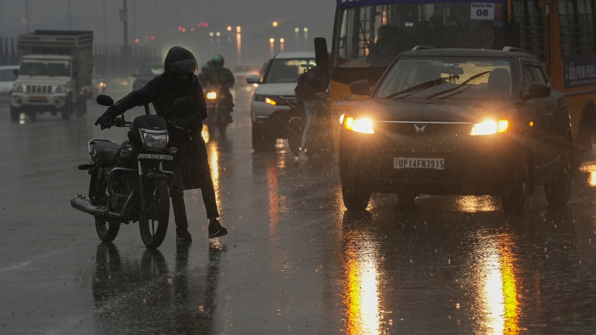 Delhi Weather: दिल्ली में झमाझम बारिश ने बढ़ाई ठिठुरन, अगले 3 दिन खतरनाक, जानें मौसम विभाग का अलर्ट 