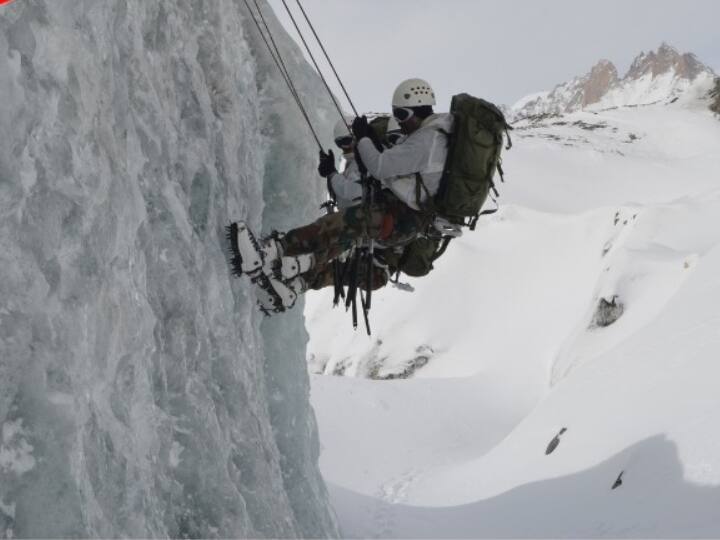 image 5बता दें कि भारतीय सैन्य सेवाओं में सफेद दाग से ग्रसित लोगों को मौका नहीं मिल पाता है. छूने से यह नहीं फैलता है. लेकिन सेना में सुरक्षा कारणों से सफेद दाग से ग्रसित लोगों की भर्ती नहीं हो पाती है.