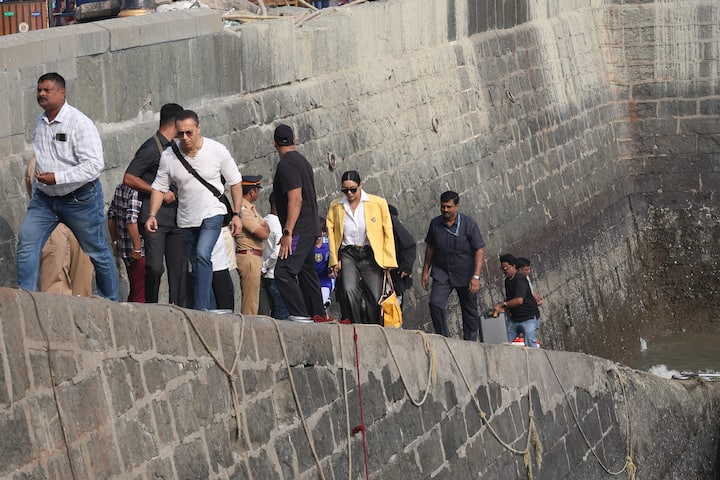 The actor's wife Gauri was seen in a boss lady look during this time. She wore a yellow blazer with a white shirt and black glasses on her eyes.