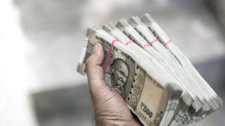 डीआईसीजीसी एक्ट (DICGC Act) के तहत बैंक में जमाकर्ताों को सिर्फ 5 लाख तक ही रुपये वापस मिल पाएंगे. मतलब कि अगर कोई बैंक बंद हो जाता है. तो उसमें मौजूद किसी भी ग्राहक के 5 लाख रुपये तक सुरक्षित रहते हैं. यह गारंटीड वापस मिल जाते हैं.