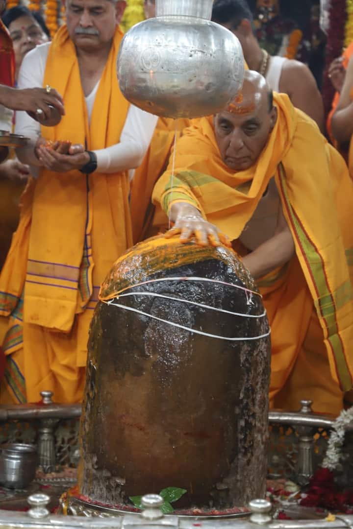 राजनाथ सिंह ने गर्भगृह में पूजा-अर्चना की. इस दौरान पंडित पुजारी ने भगवान महाकाल का लघु रुद्राभिषेक करवाया.