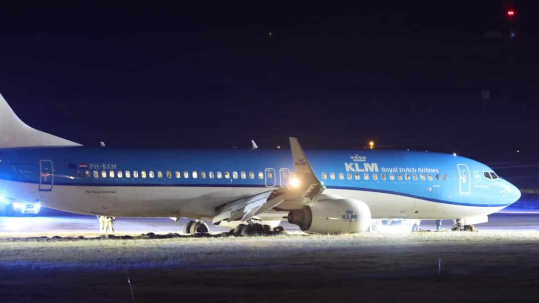 KLM Dutch Airlines Boeing 737 800 Crash Lands Skids To Grass Passengers Crew Safe Dutch Airlines Veers Off Runway In Norway, All Passengers Safe
