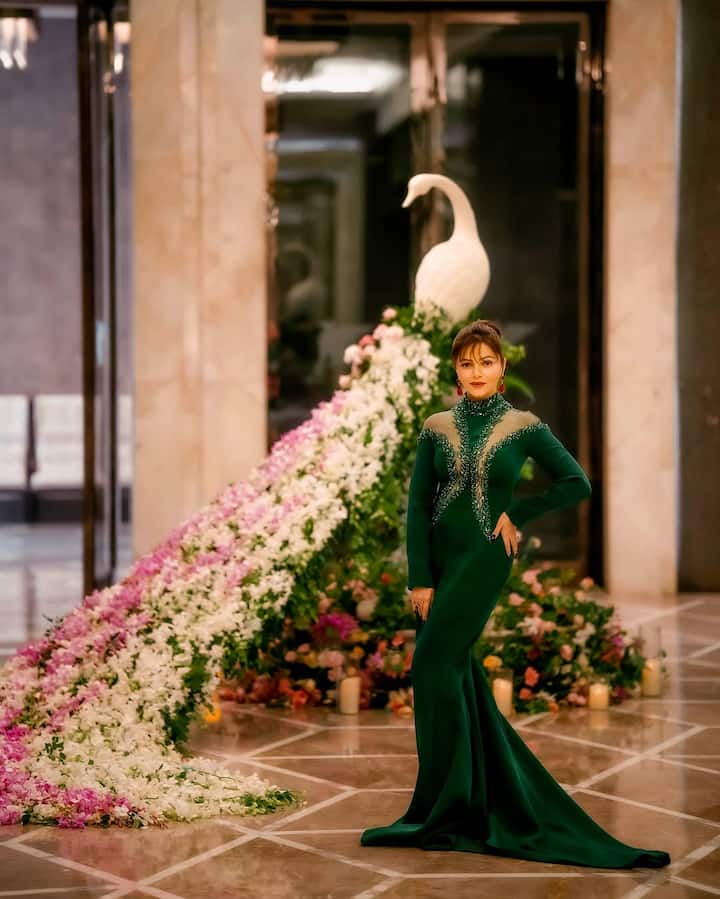 The dress featured a structured silhouette, emphasizing her well-toned figure while maintaining an air of elegance.