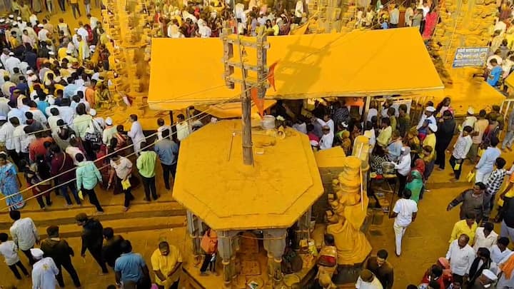 अखंड महाराष्ट्राचे कुलदैवत असलेल्या जेजुरी गडावर आज सोमवती अमावस्या यात्रा मोठ्या उत्साहात (Somavati Amavasya Jejuri) साजरी होत आहे.