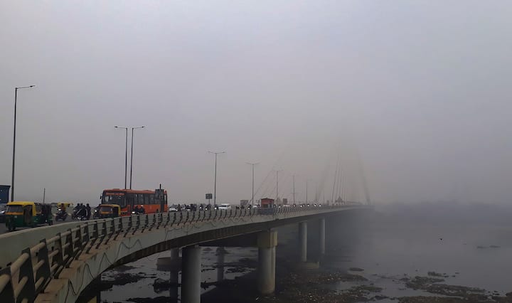 31 दिसंबर: साल के आखिरी दिन न्यूनतम तापमान 7 डिग्री सेलियस तक दर्ज किया जा सकता है. वहीं अधिकतम तापमान 18 डिग्री सेलियस बने रहने का अनुमान है. इस दौरान येलो अलर्ट जारी किया गया है जिसके अंतर्गत सुबह और शाम के वक्त गहरे कोहरे की आशंका है. हालांकि, कोहरा 30 दिसंबर को देखने को नहीं मिला जिससे लोगों को राहत मिली.