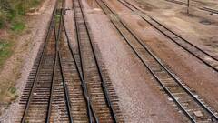 इतने वोल्टेज के होते हैं ट्रेन के ऊपर लगे तार, जानिए इससे इंजन को कैसे मिलती है बिजली