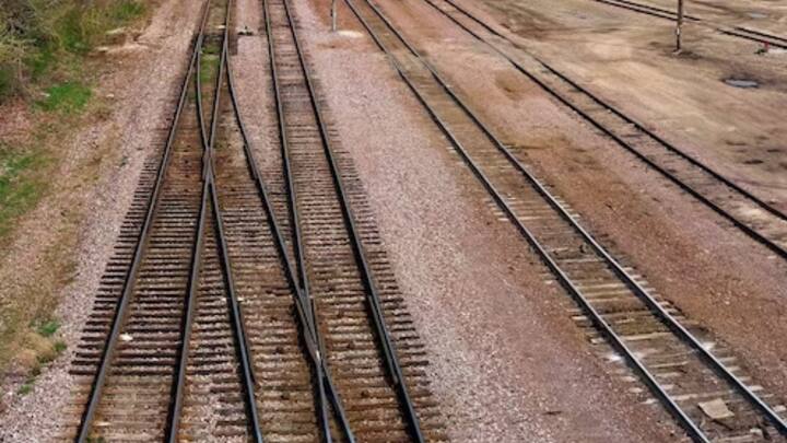 आपने ट्रेन में सफर करने के दौरान देखा होगा कि अधिकांश रूट पर रेलवे की इलेक्ट्रिक तार दौड़ रही है. लेकिन क्या आप ये जानते हैं कि ये तार कितने वोल्टेज के होते हैं. आज हम आपको इसके बारे में बताएंगे.