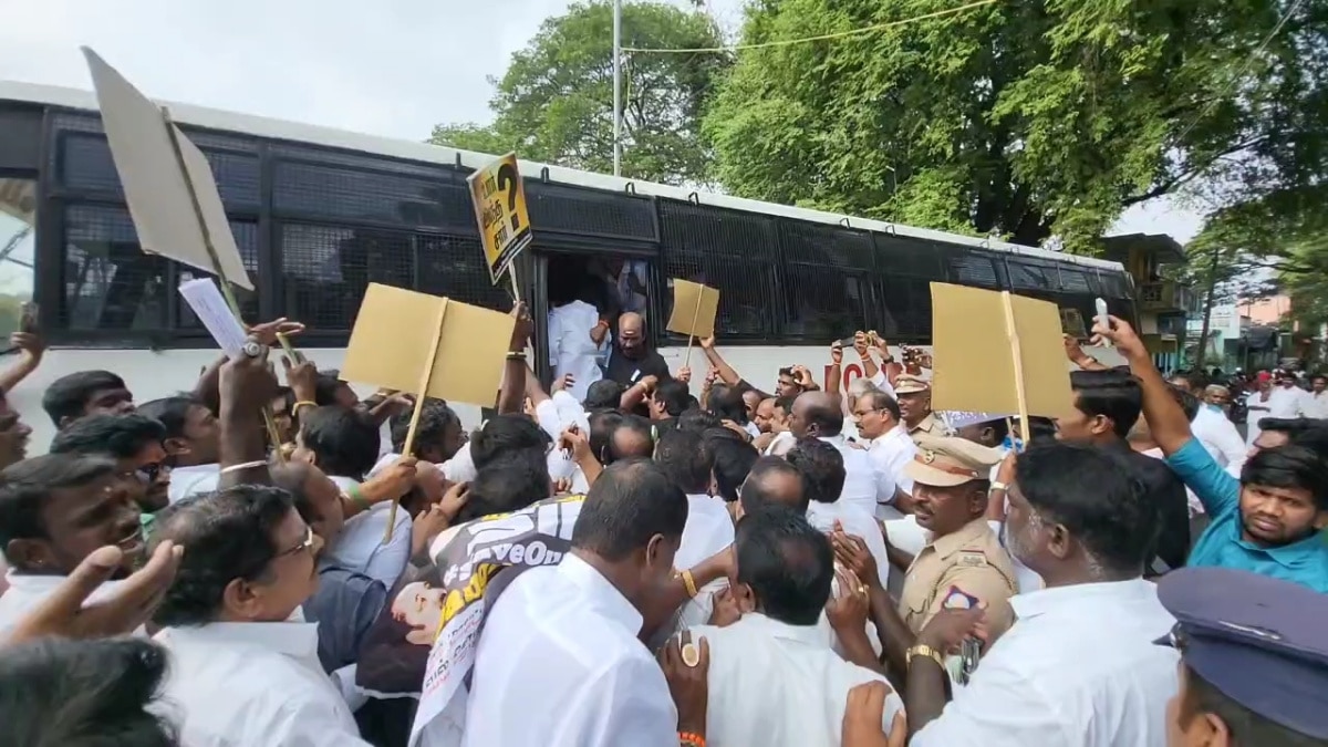 காஞ்சிபுரத்தில் உச்சக்கட்ட பரபரப்பு.. முன்னாள் அமைச்சர் கைது.. நடந்தது என்ன ?