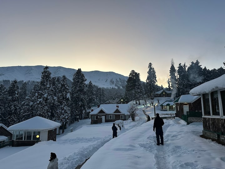 मौसम विभाग ने बताया कि कश्मीर के प्रवेशद्वार काजीगुंड में न्यूनतम तापमान शून्य से 2.8 डिग्री सेल्सियस नीचे दर्ज किया गया, जबकि कोनीबल में न्यूनतम तापमान शून्य से 1.4 डिग्री सेल्सियस नीचे रहा.