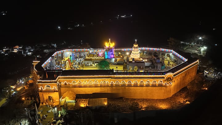 काल रात्रीपासूनच जेजुरी रोषणाईत आणि भंडाऱ्यात न्हाऊन निघाली आहे.