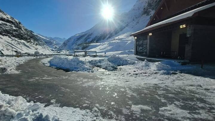 मौसम विज्ञान केंद्र शिमला की ओर से जारी आंकड़ों, के मुताबिक कल्पा में माइनस 3.3, समधो में माइनस 11.7 कुकुमसेरी में माइनस 12.3, भरमौर में माइनस 0.5, मनाली में माइनस 0.9, रिकांगपिओ में 1.2, नारकंडा में 0.1, कुफरी में 3.6, शिमला में 5.6, कसौली में 7.6, मंडी में 5.3, नाहन में 7.1 डिग्री रिकॉर्ड किया गया.