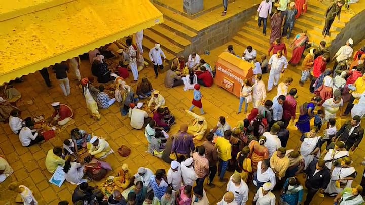 खंडेरायाची जेजुरी आज पिवळीधमक झाली आहे.