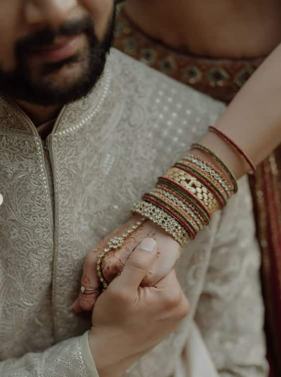 In this picture, Pratham is seen holding the hand of his bride Tanvi and promising to be together for every birth.