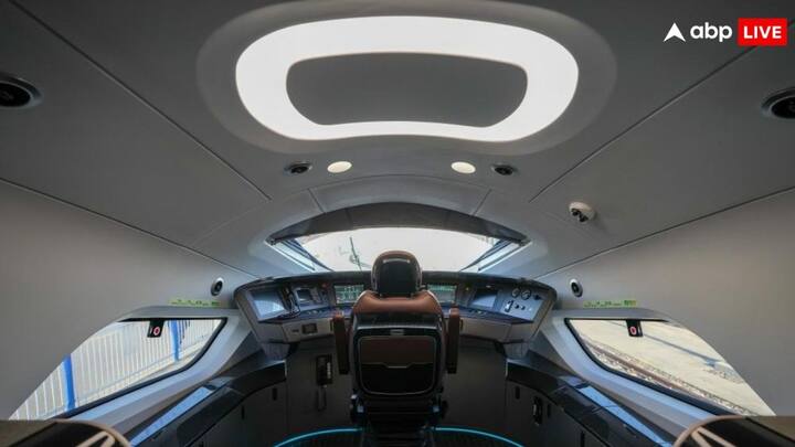 इससे पहले चीन में CR400 बुलेट ट्रेन चल रही थी जो 350 किलोमीटर प्रति घंटा की गति से दौड़ती है. अब CR450 इसकी तुलना में कहीं ज्यादा तेज होगी. इसके अलावा CR450 ट्रेन में ऑपरेशनल प्रतिरोध 22 प्रतिशत कम होगा जिससे इसकी कार्यक्षमता और भी बेहतर होगी. साथ ही इसका वजन भी 10 प्रतिशत कम होगा जिससे ट्रेन की गति और बेहतर होगी.