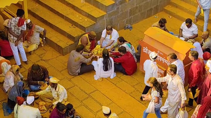 जेजुरी गड फुलांनी सजला आहे आणि भंडाऱ्यात न्हाऊन निघाला आहे.