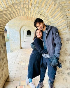 hruta durgule : हृता-प्रतीकची परदेशवारी, रोमँटीक फोटोंनी वेधलं लक्ष